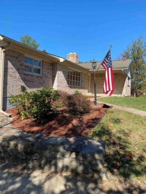 Cheerful 4- bedroom Home with jacuzzi bathtub